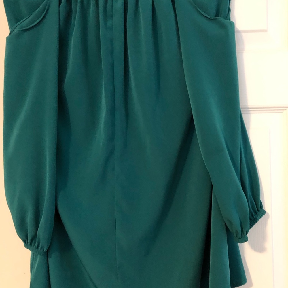 Green off-the-shoulder dress - Picture 3 of 3
